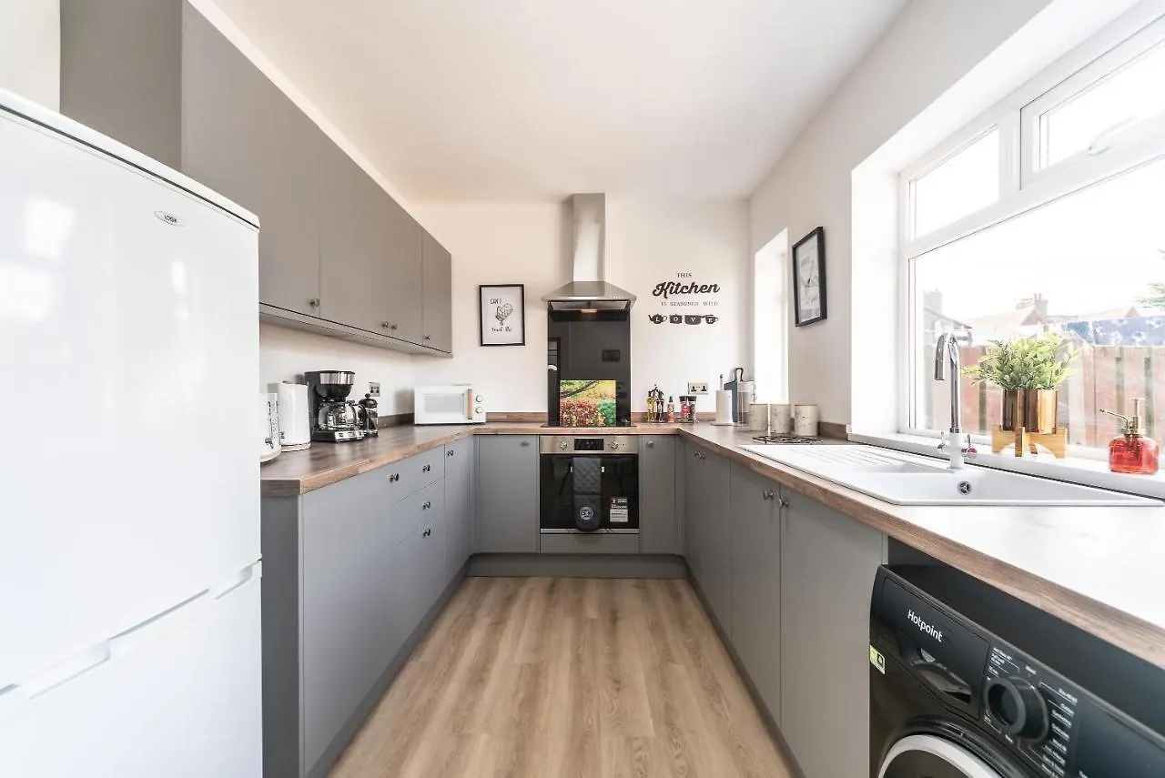 Prázdninový dům Aseda 4 Bedroom Private Parking, Game Zone -Pool Table, Garden Home Kingston upon Hull